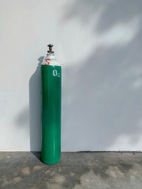 Réservoir d'oxygène à cylindre mobile vert, équipement médical pour hôpital utilisé, aide au traitement des maladies respiratoires et COVID-19