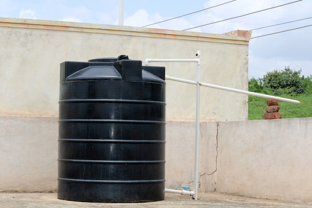 Réservoir en plastique pour recueillir l'eau.