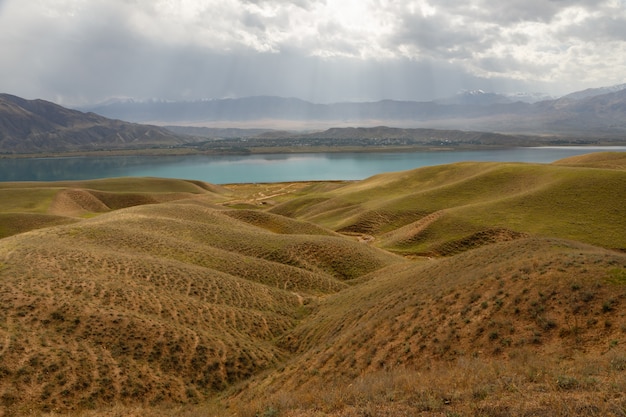 Réservoir de Toktogul, réservoir sur le territoire du district de Toktogul de la région de Jalal-Abad au Kirghizistan.