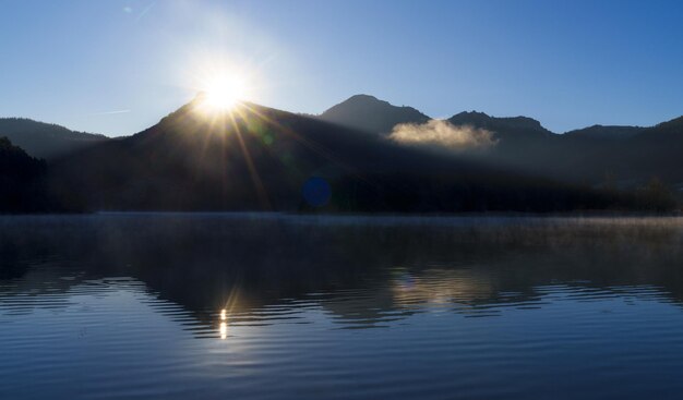 Photo le réservoir d'urkulu le lever du soleil dans le réservoir de urkulu aizkorri parc naturel d'aratz euskadi