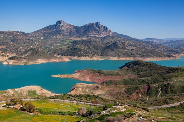 Photo le réservoir de zahara el gastor est un réservoir dans la province de zahara de la sierra et el gastor de cadix, en andalousie, en espagne.