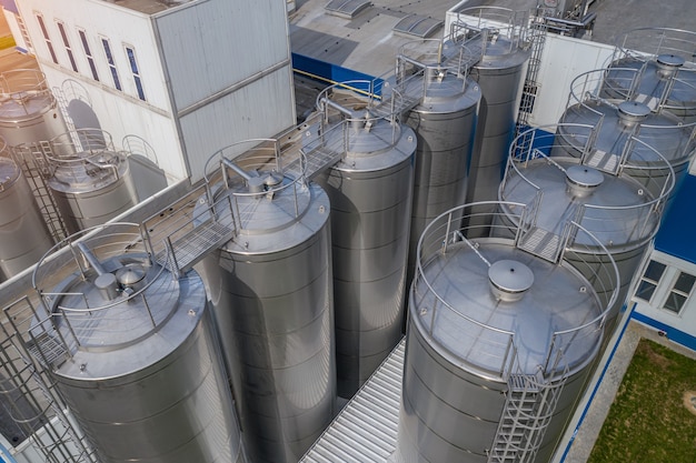 Réservoirs en acier inoxydable dans une vue de dessus d'une usine de transformation des aliments.