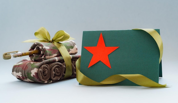 Réservoirs faits à la main de chaussettes comme cadeau mens vacances militaires le 23 février et une carte de voeux avec un ruban