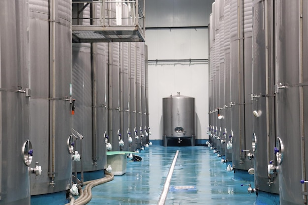 Des réservoirs pour fermenter les pommes et faire du cidre