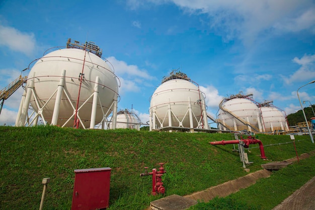 Réservoirs de propane sphériques blancs contenant l'industrie du gaz combustible