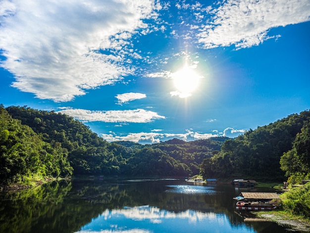 Réservoirs en source entièrement naturelle entourés de montagnes et d'arbres