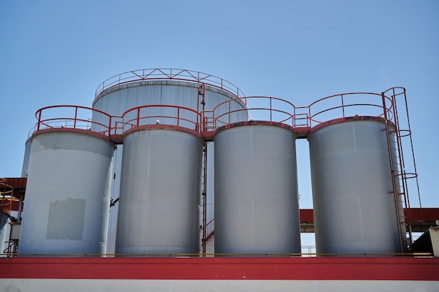 Photo réservoirs de tour de cylindre dans le port de l'europe
