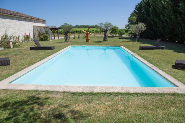 Résidence avec piscine sous ciel bleu