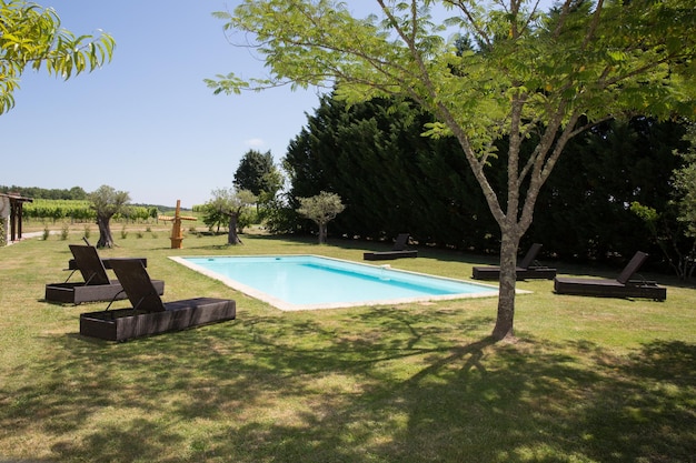 Résidence avec piscine sous ciel bleu