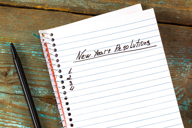 Résolution du Nouvel An écrite sur un bloc-notes et un stylo. Concept de résolutions du nouvel an.