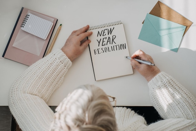 Résolutions du nouvel an en bonne santé pour les personnes âgées senior mature vieille femme en chandail blanc écrit
