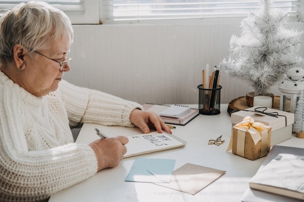 Résolutions du nouvel an en bonne santé pour les personnes âgées senior mature vieille femme en chandail blanc écrit