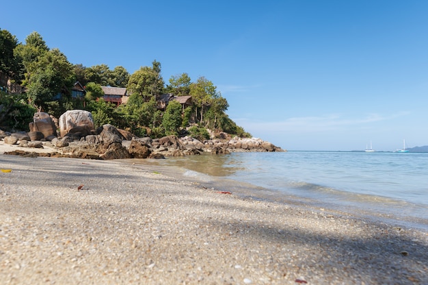 Resort sur colline avec plage de sable blanc