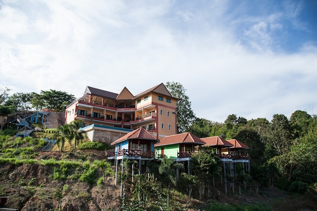 Resort est à côté de la rivière.