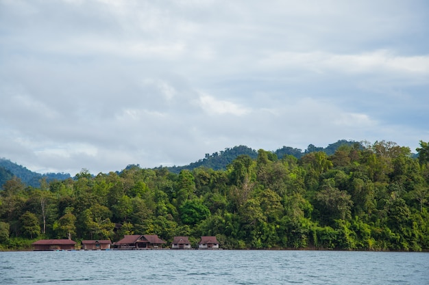 Resort est dans la rivière.