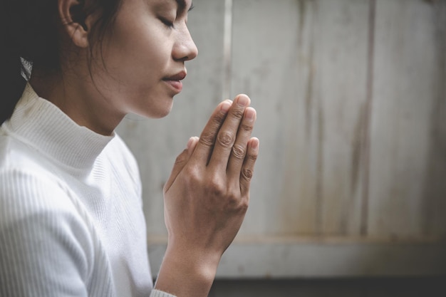 Respectez la femme qui prie les mains avec la foi dans la religion namaste ou namaskar les mains geste