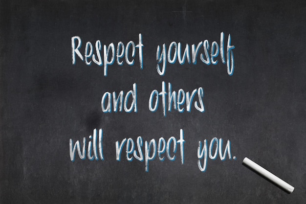 Respectez-vous et les autres vous respecteront citation de Confucius sur un tableau noir