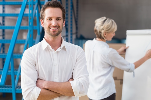 Responsable d&#39;entrepôt souriant à la caméra