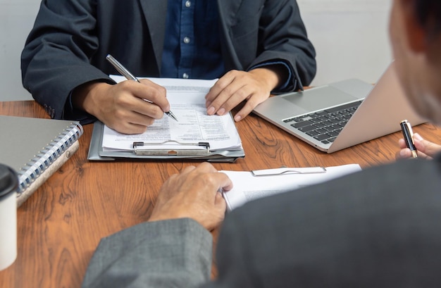 Le responsable ou les ressources humaines s'entretiennent pour un emploi d'employé et une candidature de CV au bureau