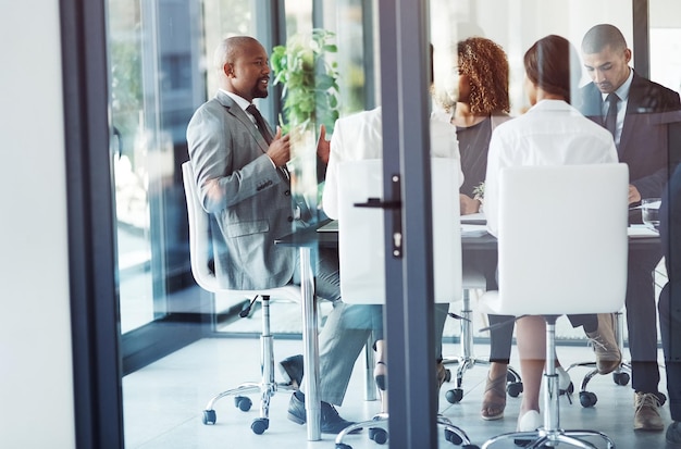 Photo responsable de réunion d'affaires avec planification de discussion dans la salle de réunion de l'entreprise pour un retour d'information avec succès leadership de travail d'équipe et discussion d'idées avec les employés de l'entreprise ou rapport ou analyse