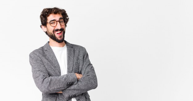 ressemblant à un artiste heureux, fier et satisfait souriant avec les bras croisés