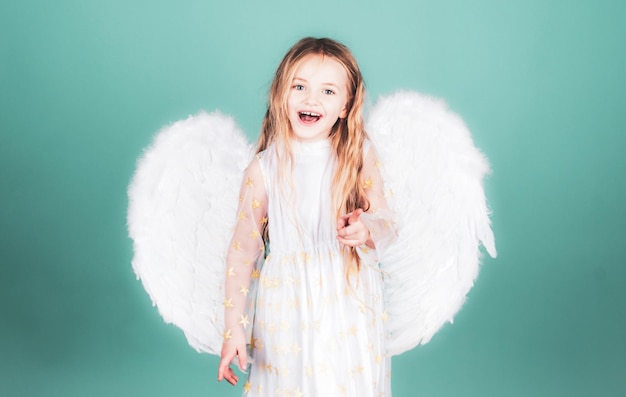 Ressemble à un ange Bonne fille ange sur blanc Noël Mignon petit ange Belle petite fille ange Belle jeune fille portant des ailes blanches