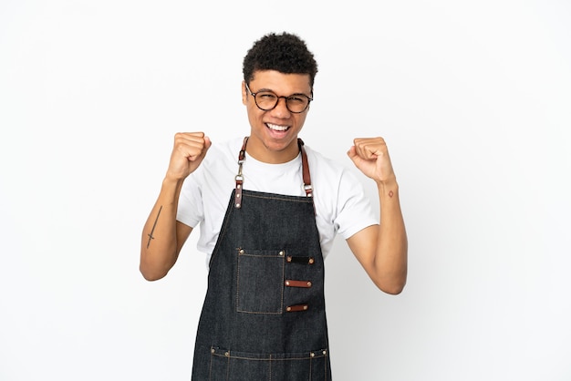 Restaurant African American waiter man isolé sur fond blanc célébrant une victoire en position de vainqueur