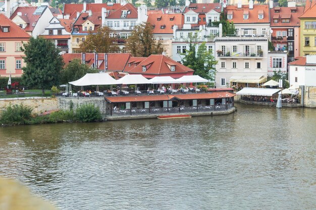 Restaurant au bord de la rivière Vltava à Prague