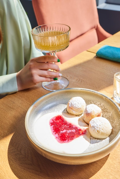 Restaurant commercial syrniki délicieux plats aux framboises