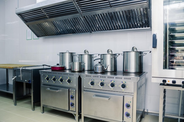 Restaurant de cuisine professionnelle Assiette d'ustensiles de cuisine avec pots en métal avec couvercles et pelles