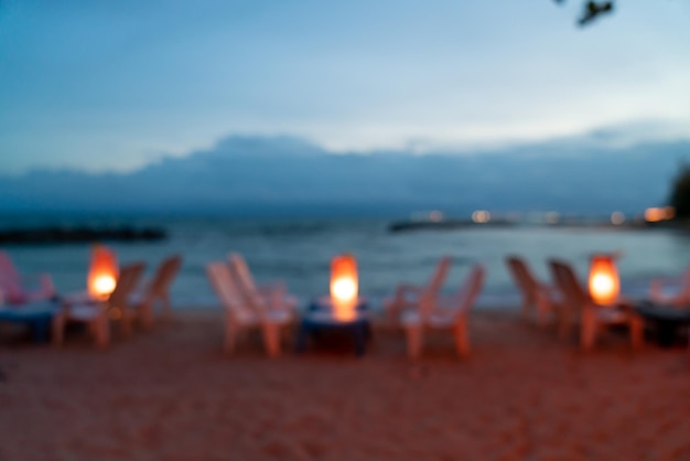 Restaurant flou abstrait sur la plage la nuit