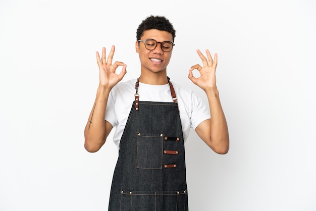 Restaurant garçon afro-américain isolé sur fond blanc dans une pose zen