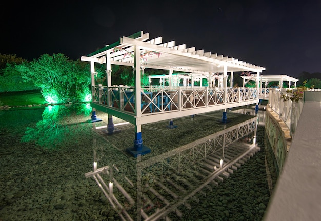 restaurant grec en bois blanc d'été