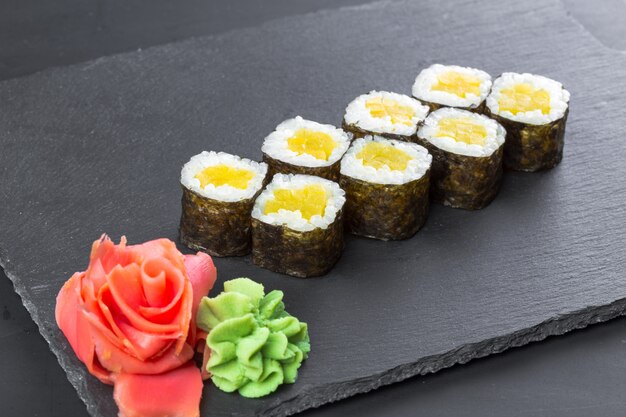 Restaurant japonais, sushi roll sur plaque d'ardoise noire.