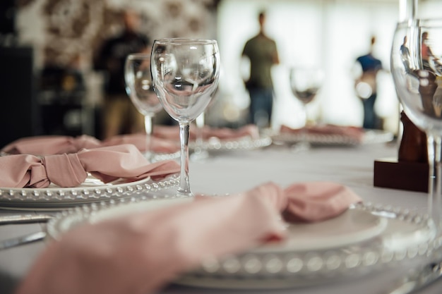 Restaurant luxueux. Intérieur luxueux, tables blanches, plats de service et verres pour les invités