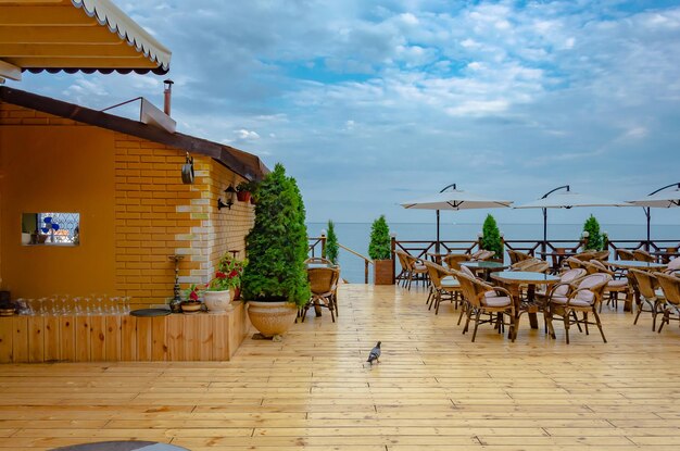 Un restaurant avec un oiseau sur le toit