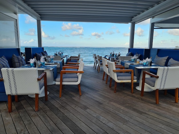 Restaurant de plage avec vue sur la mer ou l'océan