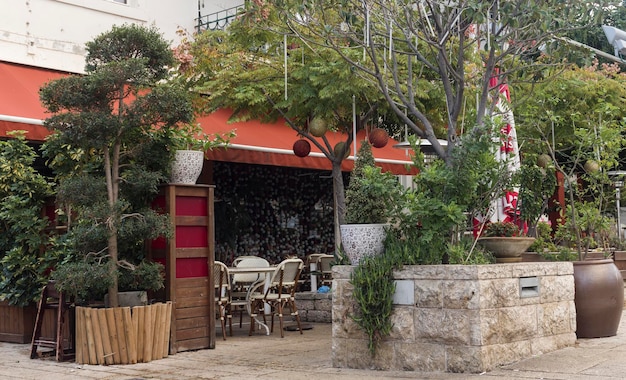 Restaurant en plein air sur l'avenue à Haïfa