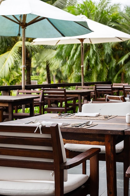 Un restaurant en plein air entouré de palmiers