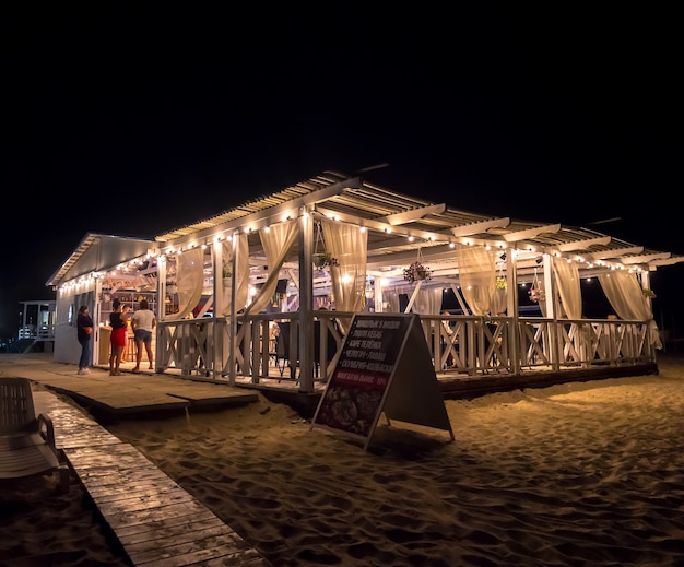 Restaurant en plein air sur la plage la nuit