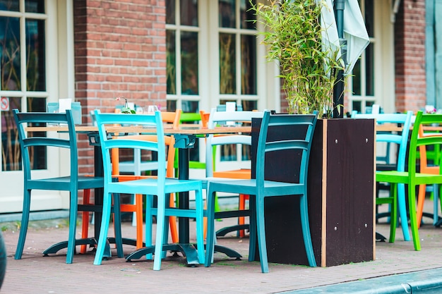 Restaurant en plein air vide d'été en europe