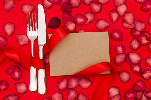 Restaurant de la Saint-Valentin Couteau et fourchette avec une carte de papier brun vierge