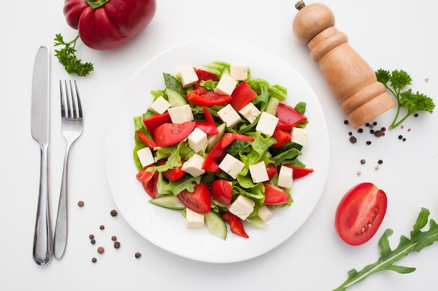 Restaurant servant de la salade grecque avec des couverts