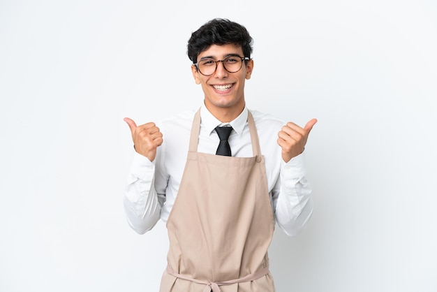 Restaurant serveur argentin isolé sur fond blanc avec le geste du pouce levé et souriant