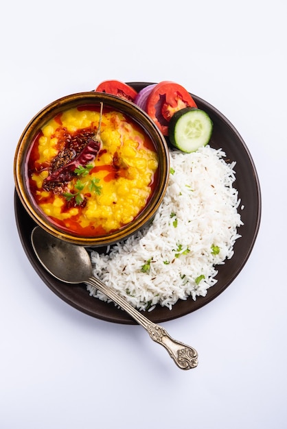 Restaurant de style Dal Tadka tempéré avec du ghee et des épices ! Cette recette fait un bon repas avec du riz bouilli