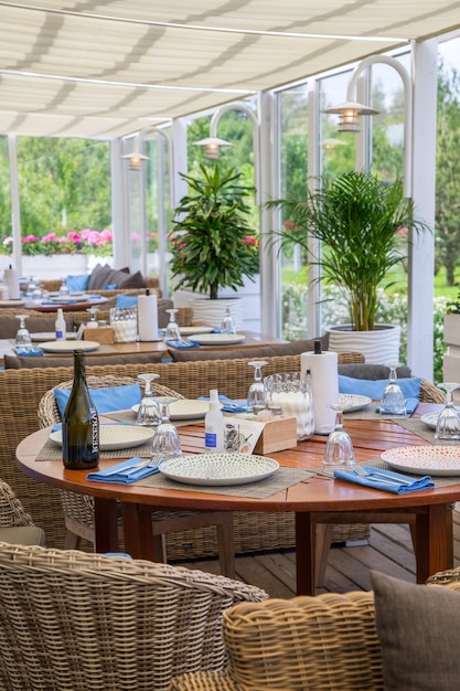 Restaurant et table de chaise en bois avec un fond naturel flou