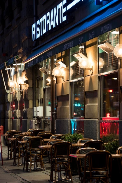 Restaurant et terrasse la nuit photo stock