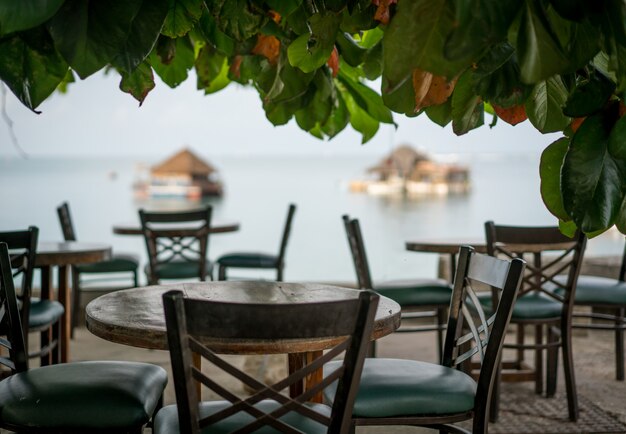 Restaurant tropical sur la plage