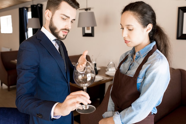 Un restaurateur mécontent fait des remarques sur la clarté