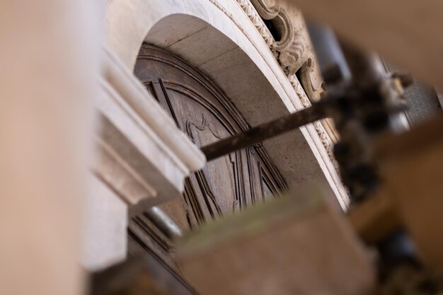 Une restauration d'une ancienne structure italienne avec des motifs et des colonnes